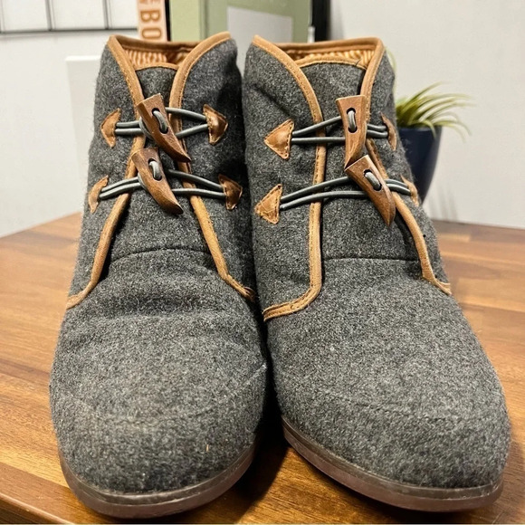 80%20 Eliotte Grey Wool Hidden Toggle Wedge Booties 8.5 - Picture 3 of 5